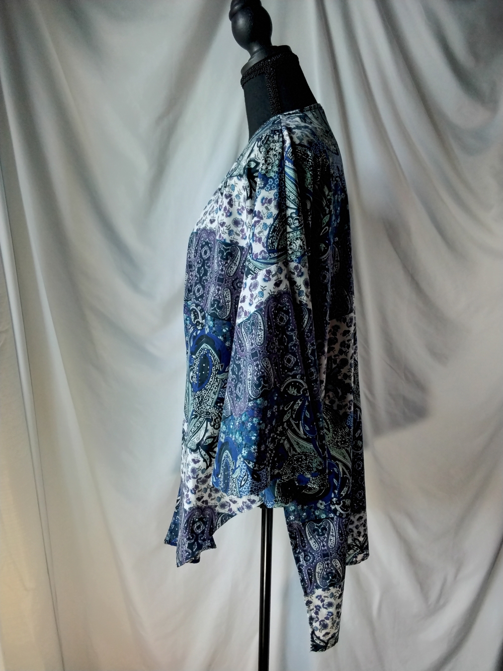 Peach Love California Blue & White Paisley Open-Front Kimono - Picture 2 of 12